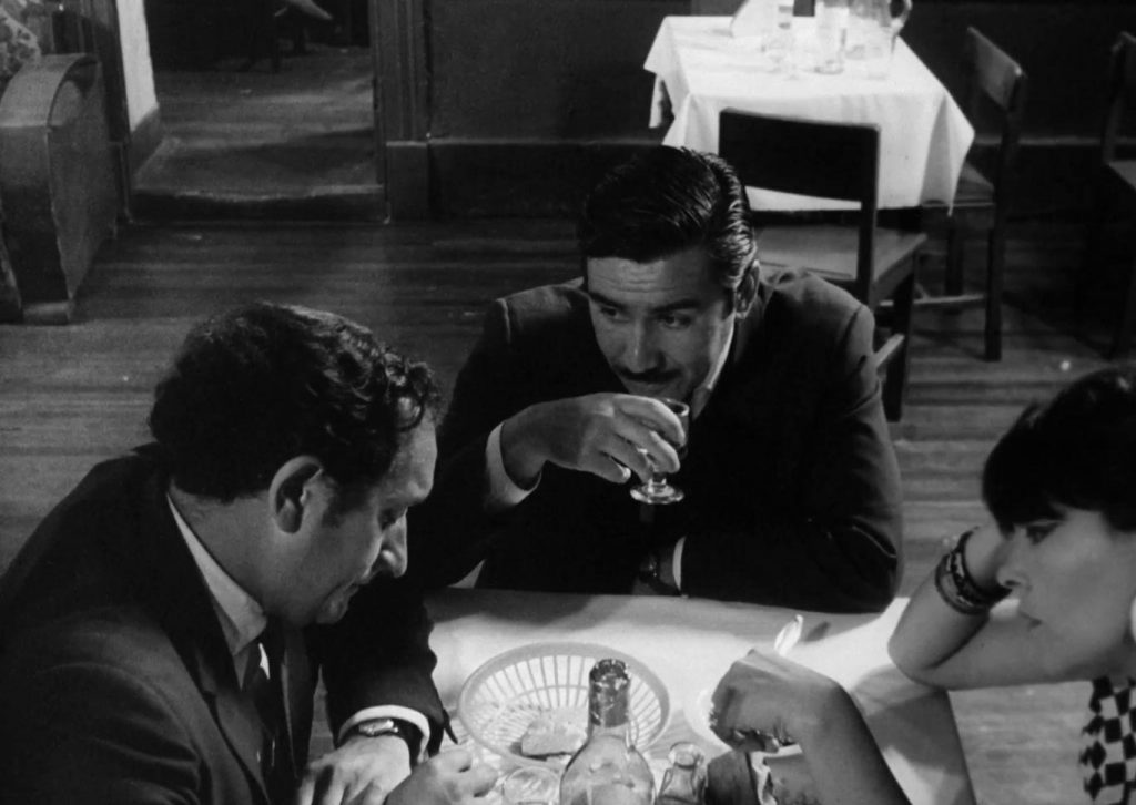 Fotograma de la película "Tres Tristes Tigres" de Raúl Ruiz. 