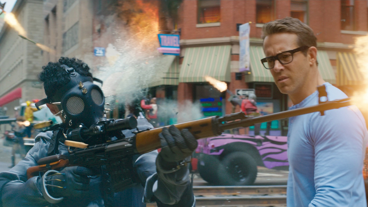 Fotograma de la película "Free Guy: tomando el control" de Shawn Levy.