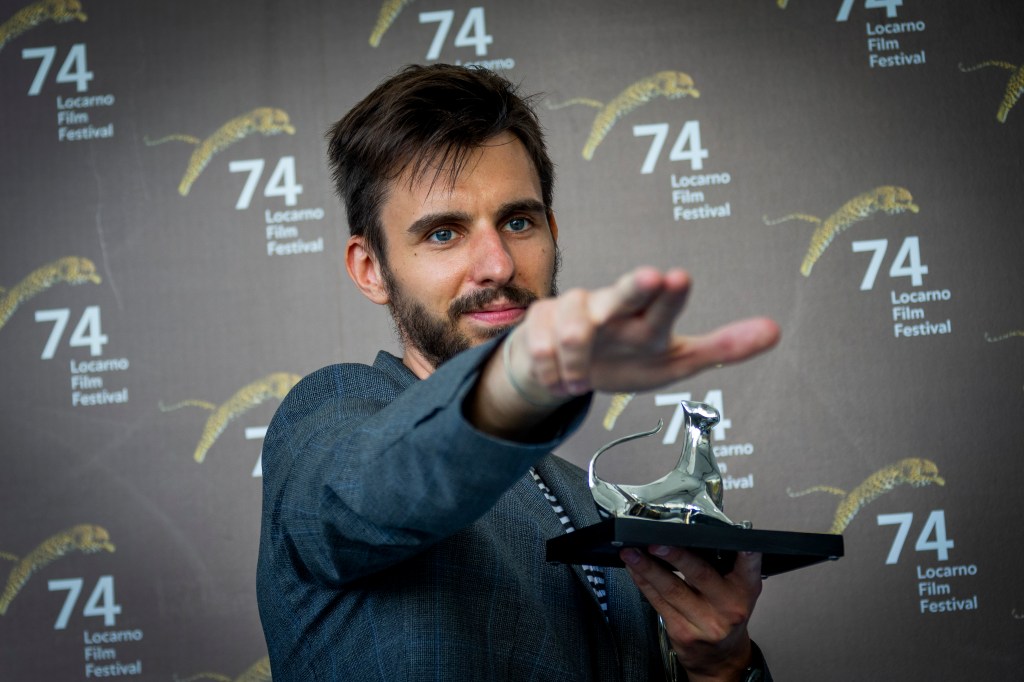 Hleb Papou recibiendo el premio a Mejor Director Emergente por Il Legionario. 