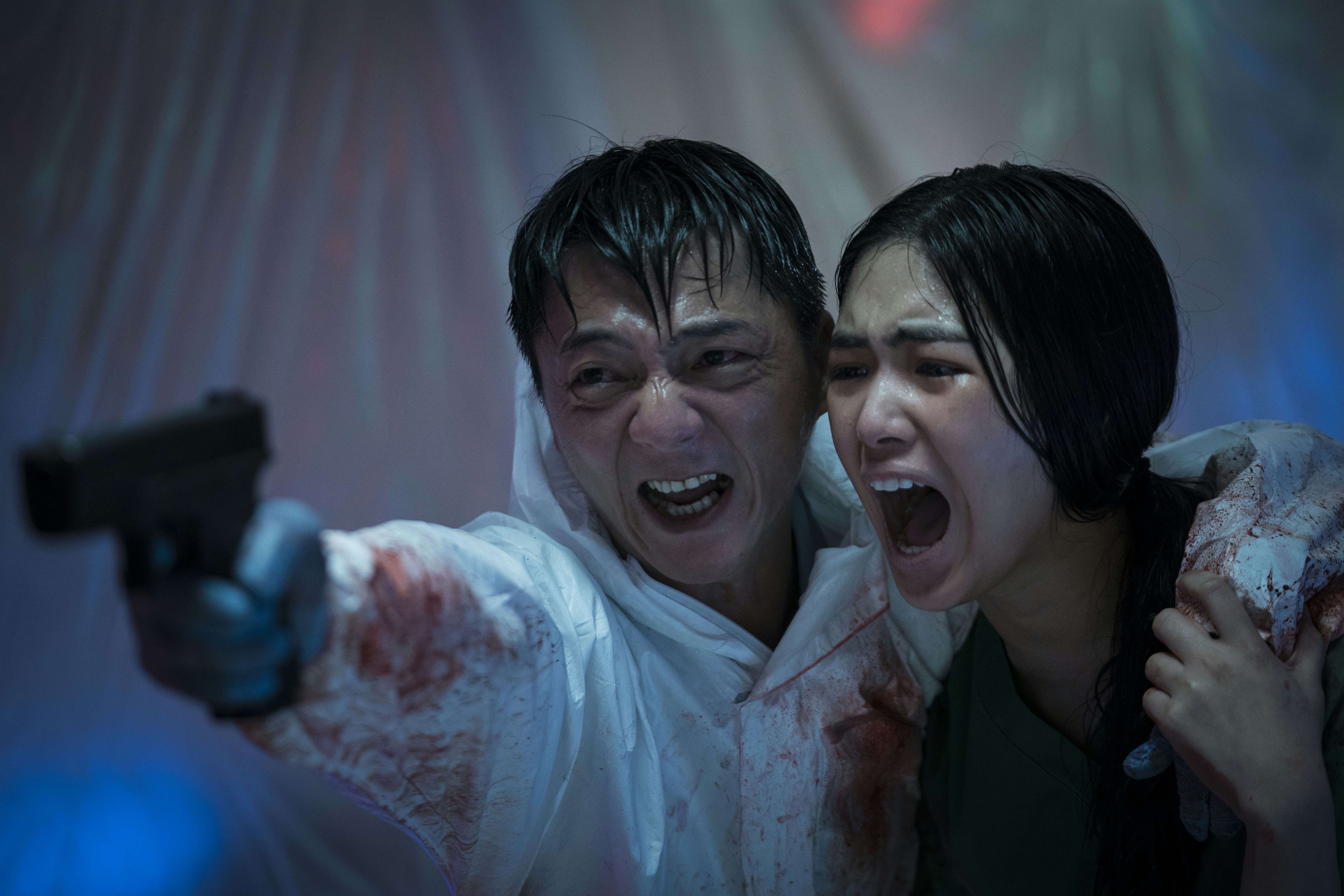 Fotograma de la película «The Sadness» de Robert Jabbaz. 