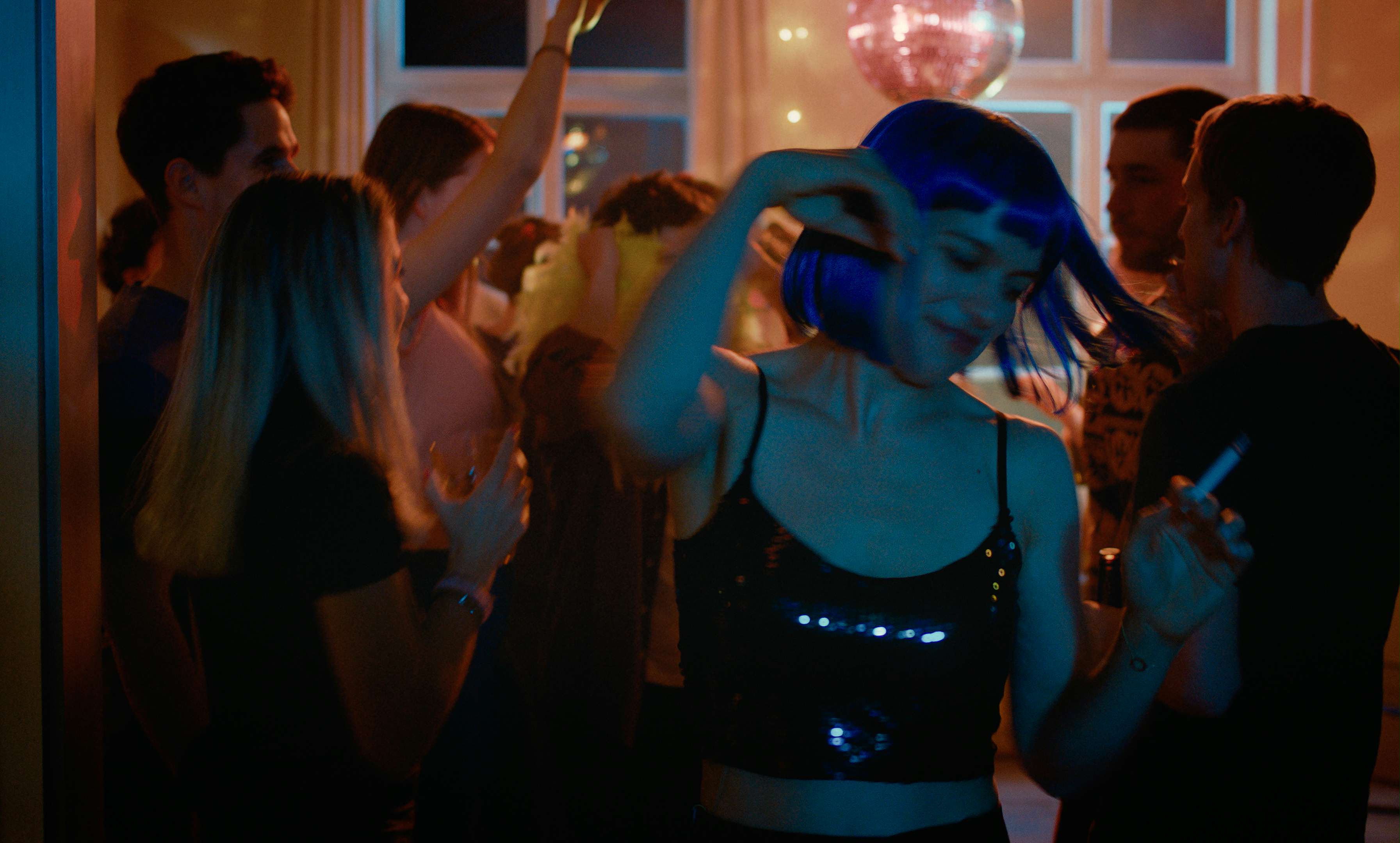 Fotograma de la película "The Girl and the Spider" (2021) de Ramon y Silvan Zürcher