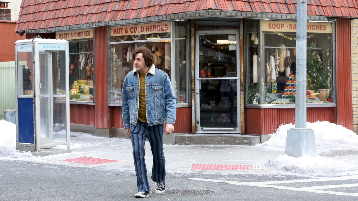 Fotograma de la película «Los santos de la mafia» de Alan Taylor.